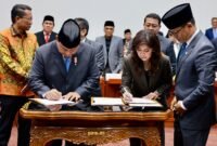 Menteri Pertahanan Prabowo Subianto berpamitan kepada jajaran ketua serta anggota Komisi I DPR RI saat menghadiri rapat bersama di gedung DPR. (Dok. Tim Media Prabowo)

