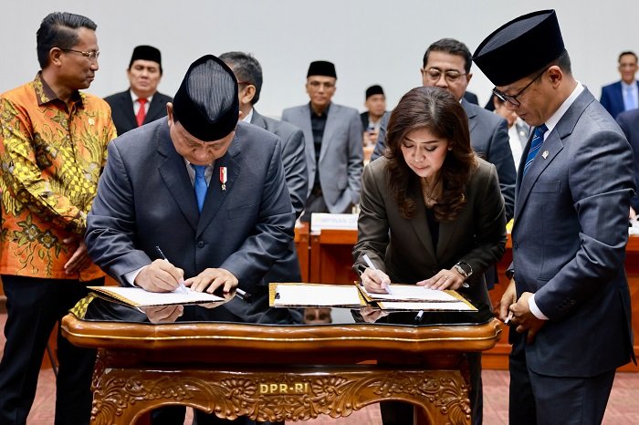 Menteri Pertahanan Prabowo Subianto berpamitan kepada jajaran ketua serta anggota Komisi I DPR RI saat menghadiri rapat bersama di gedung DPR. (Dok. Tim Media Prabowo)

