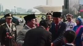 Wakil Presiden Terpilih Periode 2024 - 2029 Gibran Rakabuming Raka ikut menyambut langsung kedatangan Jokowi beserta Ibu Iriana Joko Widodo saat keduanya di Monas. (Dok. Tangkapan Layar Video)