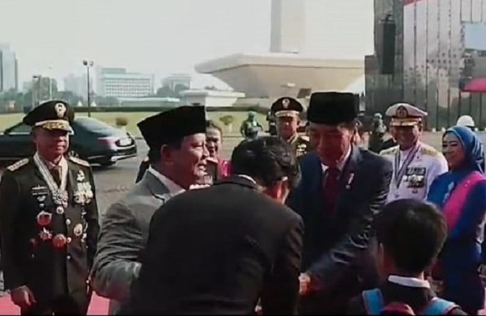 Wakil Presiden Terpilih Periode 2024 - 2029 Gibran Rakabuming Raka ikut menyambut langsung kedatangan Jokowi beserta Ibu Iriana Joko Widodo saat keduanya di Monas. (Dok. Tangkapan Layar Video)