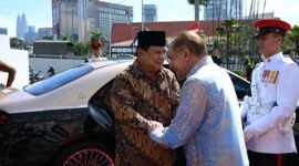 Momen akrab antara Presiden Republik Indonesia Indonesia, Prabowo Subianto dan Perdana Menteri Malaysia, Anwar Ibrahim. (Facebook.com @Setkab RI)