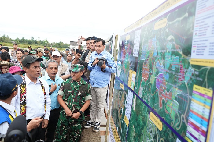Menteri Pertanian (Mentan), Andi Amran Sulaiman Saat meninjau areal persawahan di Kalimantan Utara. (Dok. Kementerian Pertanian)

